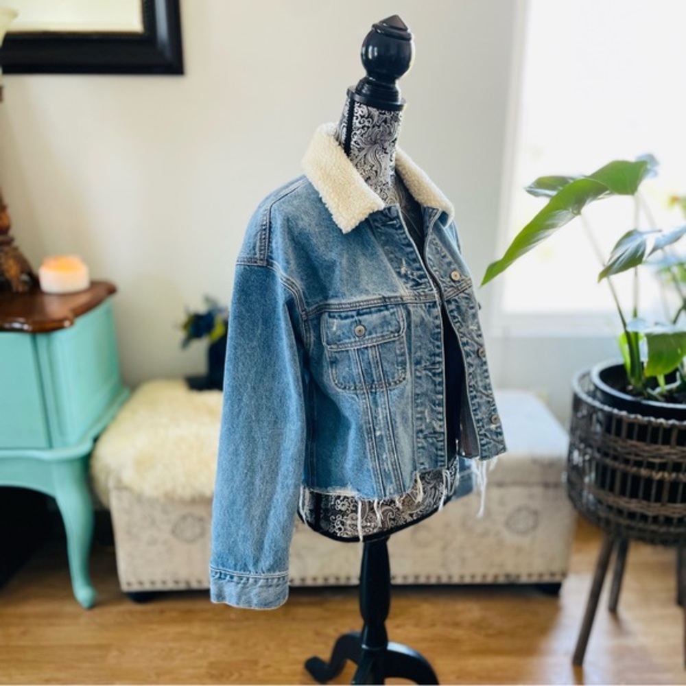 Abercrombie & Fitch Sherpa Collar Oversize Trucker Crop Denim Jacket Size L - Picture 4 of 12